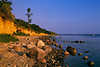 Meerkste Insel Poel Hochufer Naturfoto steile Sandwand Steine in Wasser bei Abendlicht