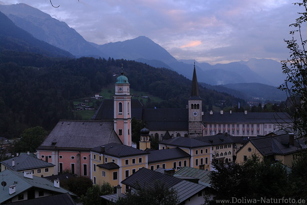 Berchtesgaden Stadt Kirchen Alpenkulisse Dmmerung in Berglandschaft