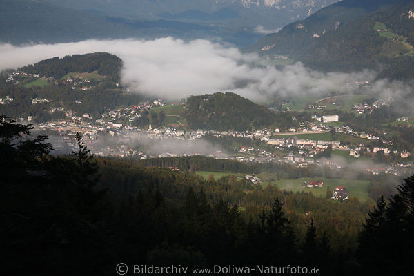 Berchtesgaden Markt Tal in Nebelschwaden Alpenstadt von oben
