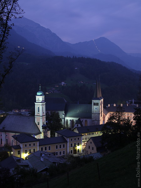Berchtesgaden Nachtfoto Kirchen Trme Lichter Alpenstadt in Berglandschaft
