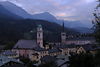 Berchtesgaden Stadt Kirchen Alpenkulisse Dmmerung in Berglandschaft