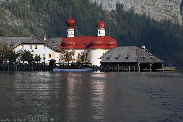 Sankt Bartholom in Knigssee Wasserlandschaft Wallfahrtsort Kirche Bootshuser