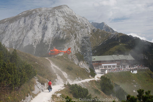 Bergwacht Hubschrauber-Landung am Gipfelpfad in Staub aufgewirbelt