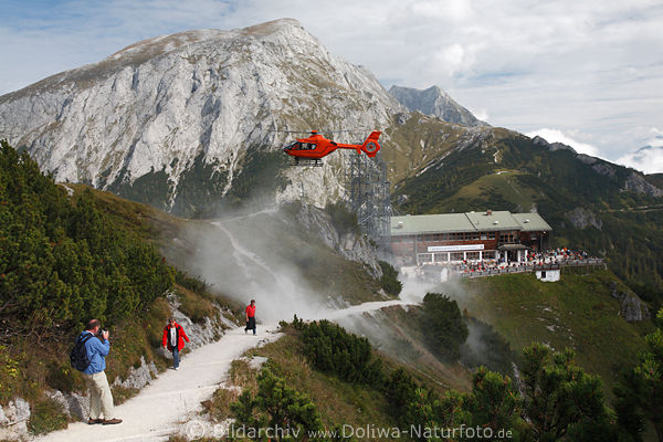 Bergrettung-Hubschrauber Landeanflug auf Wanderweg im Hochgebirge Bergwacht Notfalleinsatz