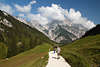 913337_Bindalmpfad Wanderer in Bergland Naturbild Gebirge in Wolken