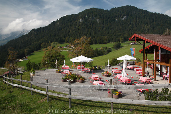 Berggasthof Schwarzeck Caf Terrasse Tische in Bergpanorama am Hochschwarzeck