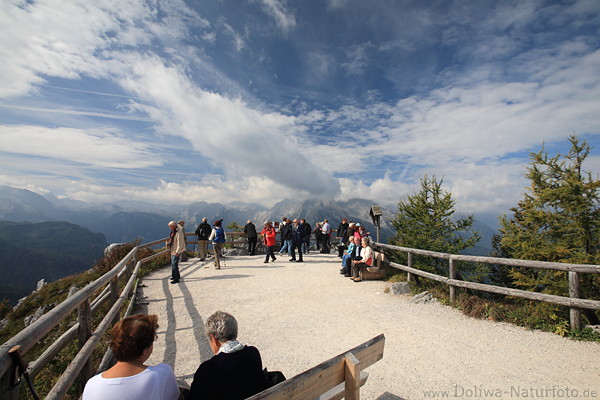 Gipfelplatz Jenner Bergplattform Besucher in Wolkenhhe Blick auf Watzmann