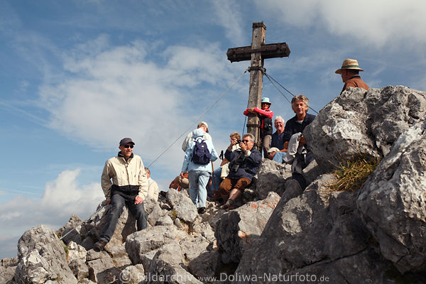 Gipfelstrmer am Jenner-Kreuz in Wolkenhhe Frauen Mnner Wanderer auf Gipfelspitze
