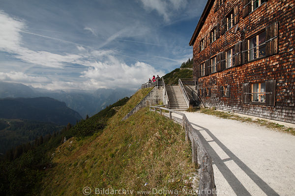 Berggasthaus Jennerbahn holzige Wand Terrasse schne Bergaussicht mit Touristen in Sonne