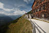 914791_Berggasthaus Jennerbahn holzige Wand Terrasse schne Bergaussicht Bild mit Touristen in Sonne