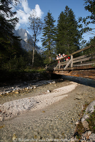 Klausbachbrcke Foto mit WanderTrio ber Bachwasser Naturbild vom Alpenurlaub