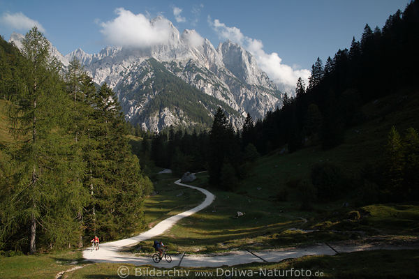 Klausbachtal Bergpiste Radfahrer Wanderweg vor Ramsauer Dolomiten Naturbild