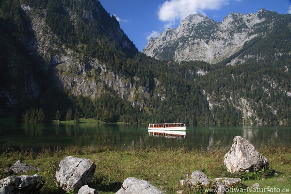 Königssee Schiff in Bergkulisse felsiger Alpenlandschaft
