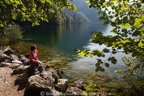 Seeuferidylle am Wasser Königssee grüne Oase Naturbild Frau Steine Urlaubromantik
