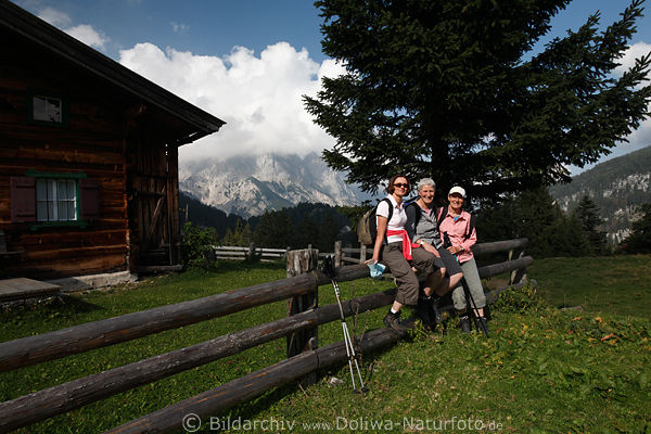 Wandertreff Litzlalm Mdchentrio sitzend auf Holzzaun Berghtte in Alpenlandschaft