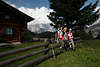 913392_ Wandertreff Litzlalm Mdchentrio sitzend auf Holzzaun Berghtte in Alpenlandschaft