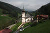 915152_Maria Gern Wallfahrtskirche im grnen Bergtal Foto: Wiesen mit Bauernhusern nah Berchtesgaden