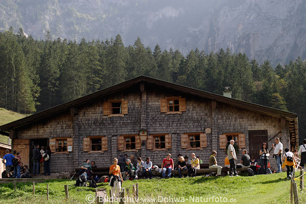 Berghütte Fischunkelalm Wanderrast sitzende Jugendliche