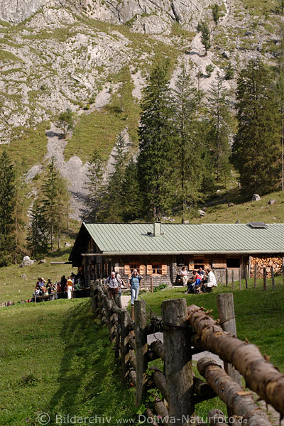 Fischunkelalmhtte Naturfoto Holzzaun Blick zur Wanderer Rast unter Berghang ber Obersee
