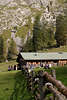 915758_Fischunkelalmhütte Naturfoto Holzzaun Blick zur Wanderer Rast unter Berghang über Obersee