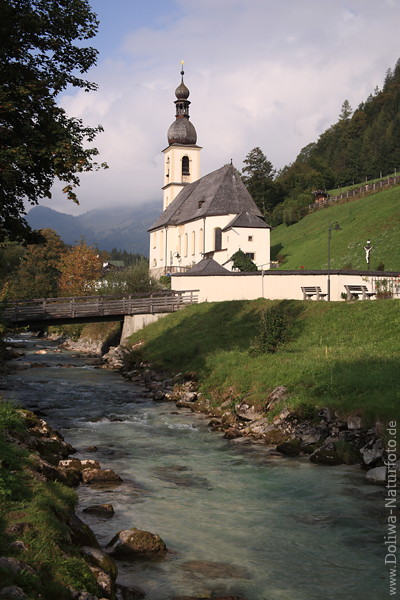 Bergdorf Ramsau St Sebastian Kirche ber Ache Wasserflu Holzbrcke unter Wolken ber Alpen