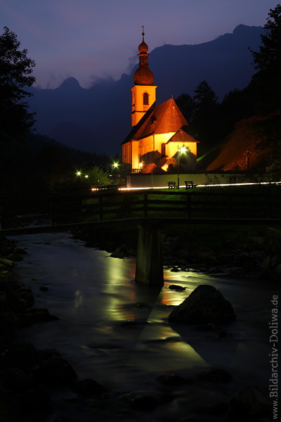Ramsau-Kirche Nachtfoto Lichtstimmung über Ache Wasserbrücke