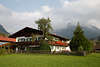 913142_ Gästehaus Vorderponholz in Ramsau Hintersee-Nähe Foto inmitten grüner Wiese mit rundum Bergblick
