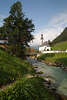 913147_Ramsauer Ache Bild mit Kirche St. Sebastian am Fluß Wasser-Brücke unter Baum