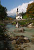 913161_ Ramsau Kirche St. Sebastian Bild am Tage mit Brücke über Ramsauer Ache  Flußwasser mit Steinen