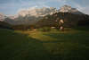 913681_Bergmassiv Reiteralpe Foto über Ramsauer Grünwiese malerische Berglandschaft in Morgenlicht