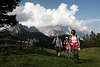 913395_Wanderer in Alpenlandschaft Litzlalm am Wiesenzaun vor Bergmassiv