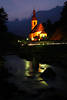 913885_Ramsauer Kirche Nachtbild Lichtstimmung an Ache-Brücke Fluss Bergland