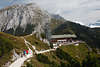 914970_Jennerbahn Bergstation Gaststätte Wanderweg in Wolkenhöhe Alpenpanorama