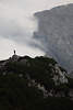 915495_Mann Silhouette Bild auf Bergfelsen Gipfel stehen in Alpenlandschaft Fotografie über Wolken Dampf am Abgrund