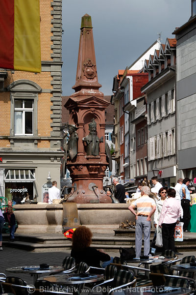 Kaiserbrunnen Konstanz Altstadtmarkt Denkmal mit Touristen