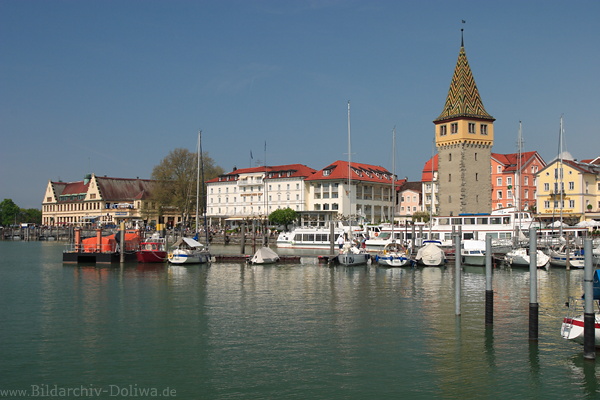 Mangturm in Hafen Lindau Bodenseewasser neben Hotel Bayerischer Hof