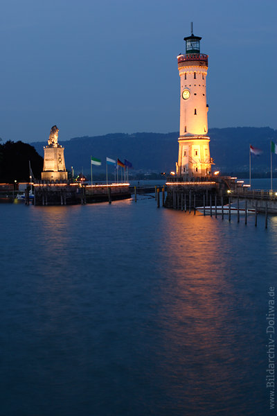 Leuchtturm Lindau Nachtfoto mit Bayerischer Lwe als Hafentor Bodensee Wasserlandschaft
