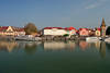 Hafenbucht Insel Lindau Wasserpanorama Schiffe bunte Hotels neben Mangturm