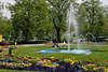 Fontänen Wasserbrunnen in Parkbild Insel Lindau mit Frühlingsblumen Foto