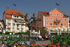 Lindau Promenade Urlauber Blumenrabatte bunte Hotels am Hafen Bodenseeinsel Reisefoto