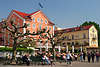 Seepromenade Lindau Cafe Besucher Hotels am Hafen Bodensee Erholung Urlaubsidylle Reisebild