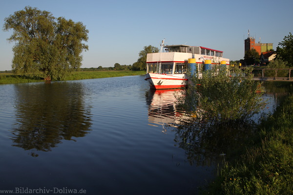 Schiff Flussfoto Elbufer Bleckede Wassersteg Bild mit Hezog von Lauenburg Elbanleger