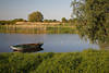 Schilfufer Boot in Wasser Flusslandschaft Elbe Romantik Naturfoto in Abendlicht