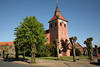 Bleckede Kirche am Markt Backsteinturm Bäume ohne Krone Rotdachhäuser
