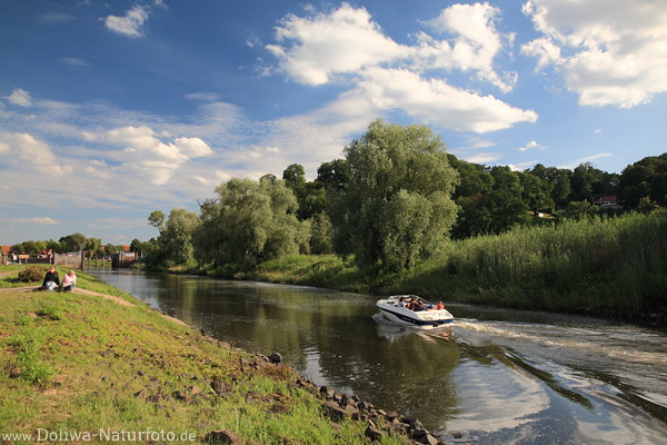 Elbkanal Landschaftsidylle Naturfoto mit Motorboot Jeetzel-Fahrt vor Hitzacker