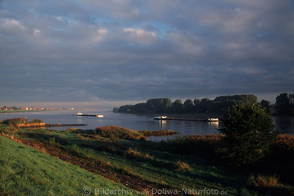 Elbe Flussbarken in Nebel Morgenstimmung Wasser-Schiffe Gtertransport