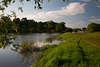108521_Elbtalaue Flußlandschaft grüner Ufer Elbe Halbinsel bei Alt Garge Naturfoto am Wasser mit Angler