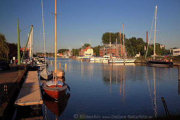 Yachtwerft Glckstadt Hafen Wasserkanal Boote in Abendlicht