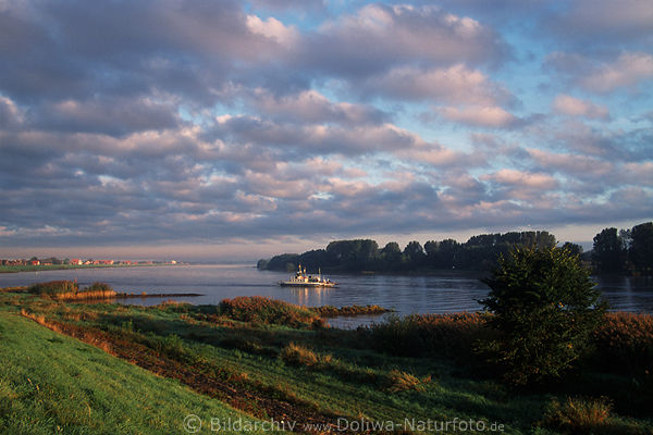 Hoopte Elbe-Schifffahrt in Morgenlicht Flusslandschaft Wolkenstimmung bei Dmmerung