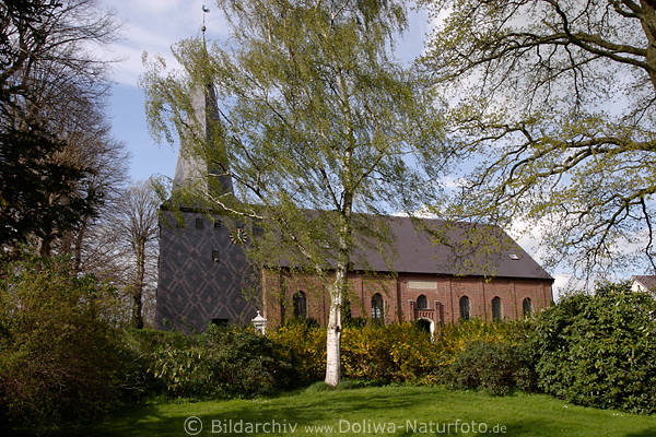 Holzturmkirche Kollmar historisches Bauwerk in Wind hinter Bumen